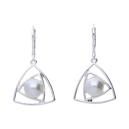 Aretes color plata marca Youre Invited tipo colgante chico en forma de triangulo con detalle al centro imitación perla
